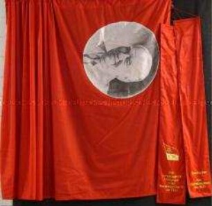 Ehrenbanner (Wilhelm-Pieck-Ehrenbanner) mit 2 Fahnenschleifen
