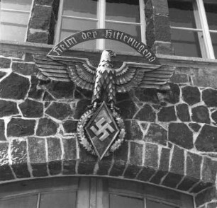 Heim der Hitlerjugend, Haupteingang mit Parteiadler mit dem Hakenkreuz im Eichenlaubkranz der NSDAP
