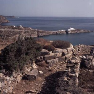 Sifnos. Hellenistischer Wachtturm zum Schutz der Silbergruben und Landzunge Chrysopigí an der Südostküste