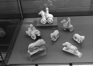 Kinderspielzeug (Tiere und Reiter auf Rollen)