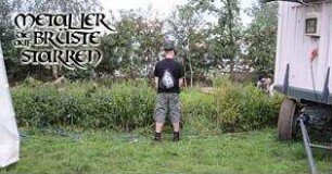 Metaller, die auf Brüste starren
