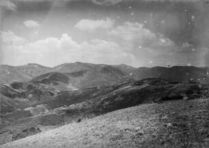 Hügellandschaft : Blick über eine Hügellandschaft an der Ostseite des Gaharogebirges