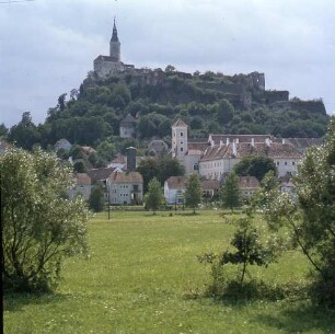 Österreich. Güssing. Stadtteilansicht. Blick gegen Burg Güssing (1157)