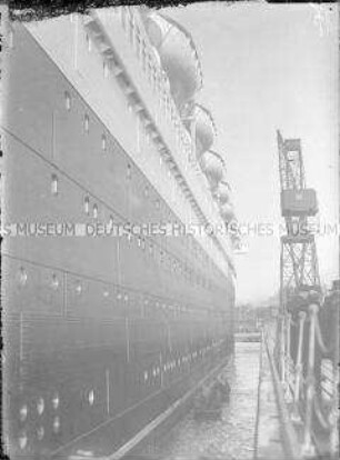 Hochseepassagierdampfer "Bremen" im Hafen, an der Columbuskaje von Bremerhaven (?)