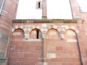 Nordturm von Norden-Gesims mit Diament-Ornamentierung und Bogenfries mit Kopfkonsolen am Erdgeschoß