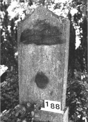 Grabstein 188 (Index: 100082077) Material: Kalkstein Zustand: leicht verwittert Maße HxBxT: 128x50x20 cm Beschreibung: sich nach oben verbreiternde Stele, Sockel, eingezogener giebelartiger Abschluß Symbolik: Davidstern: Grabstein 188