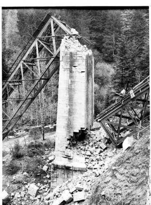 Reste des gesprengten alten Viaduktes