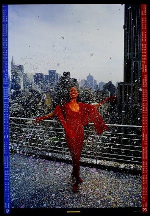 Frau in rotem Kleid im Konfettiregen, Reproduktion Plakat / Kalender 1993 für Müssig AG