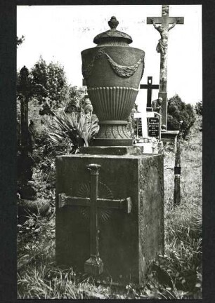 Friedhof. Grabstein mit eiserner Urne