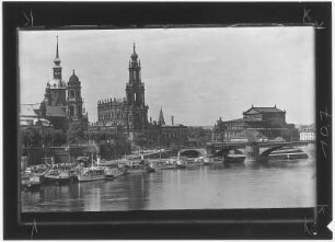 Dresden. Brühlsche Terrasse mit Dampfschiffen