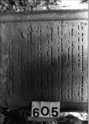 Grabstein 605 (Index: 99802874) Material: Sandstein Zustand: Inschrift/Rahmen unten abgeblättert Maße HxBxT: 120x62x14 cm Beschreibung: Stele mit verdachtem Aufsatz, eingezog. Rundbogen und Seitenakroterien Besonderheit: Endreim: Grabstein 605 (Detailaufnahme)