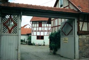 überdachtes Holztor als Hofzufahrt