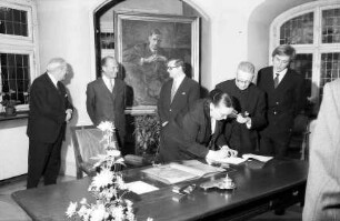 Freiburg: Gründung Reinhold-Schneider-Gesellschaft, Unterzeichnen der Gründungsurkunde