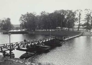 Frankfurt an der Oder, Löweninsel : Frankfurt an der Oder. Löweninsel mit Schiff und Holzbrücke