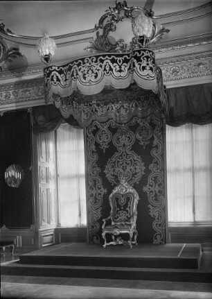 Eckparadesaal : Dresden, Residenzschloss, Westflügel, Eckparadesaal, Thron mit Baldachin