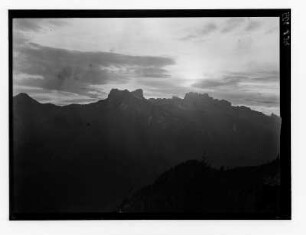 Reise nach Tirol. Bergkette