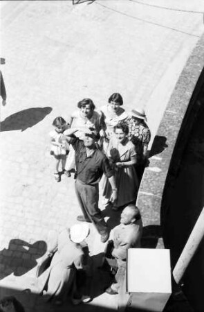 Insel Mainau: Empfang des Prinzen auf der Insel Mainau: Graf Lennart Bernadotte, Gräfin Karin Bernadotte, dahinter die Töchter Celilie, Maria Lovisa, Birgitta und Frau mit Hut, von E. v. Khuon