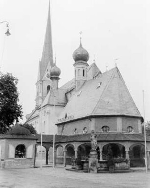 Prien am Chiemsee. Pfarrkirche Mariä Himmelfahrt und Taufkapelle St. Johannes der Täufer