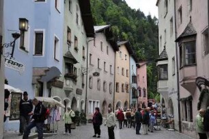 Hauptstraße von Rattenberg : Blick in die Hauptgeschäftsstraße. Aufgenommen in Rattenberg (Tirol) am 27. Mai 2009