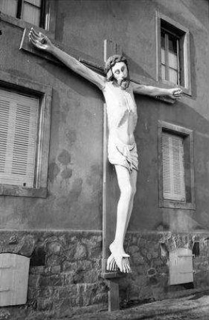 Cernay, Sennheim: Heil- und Pflegeanstalt St. André, Riesenchristus am Haus