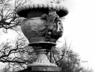 Dresden-Altstadt. Prunkvase (A. Corradini) mit der Darstellung der vier Kontinente, stadtseitiger Eingang der Hauptallee im Großen Garten