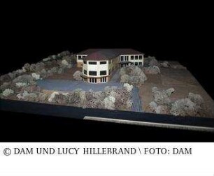 Y-Schule - Modell des Gesamtgebäudes mit Umgebung