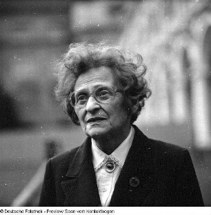 Porträt Ruth Seydewitz und Repro eines alten Kinderbildes (mit Ruth Seydewitz?)