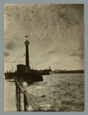 Am Molenkopf in Warnemünde : Warnemünde. Westmole der Hafeneinfahrt mit Gitterbake (Molenspitze nach Verlängerung 1902) und Turmbake mit Korb (frühere Molenspitze)