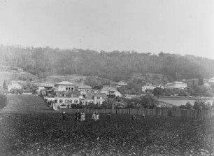 Häuser in Hosterwitz : Häuser in Hosterwitz. Fotografie; 18,7 x 24,6 cm (vor 1910; A. Kotzsch). Dresden: Privatbesitz