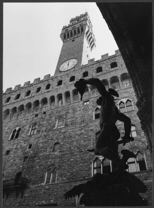 Blick auf Fassade und Turm des Palazzo Vecchio : Florenz. Blick auf Fassade und Turm des Palazzo Vecchio, im Vordergrund die Bronzeplastik des Perseus von Benvenuto Cellini