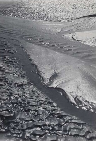 Spuren fließenden Wassers im Sandboden, Watt