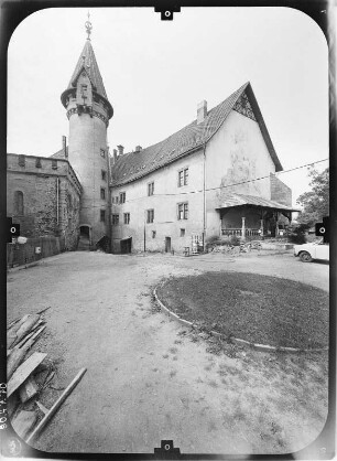 Heldburg (Bad Colberg-Heldburg). Veste Heldburg (Baubeginn 12. Jh.). Jungfernbau, Hauptturm und Kommandantenbau. Hofansicht von Nordost