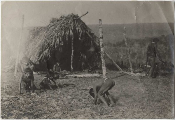 Enfants jouant à Kalugare dans la région des sources du Jauru (Paressi-Kabiši)