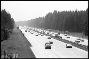 Hofholdinger Forst, starker Verkehr, sechsspurige Autobahn München - Salzburg