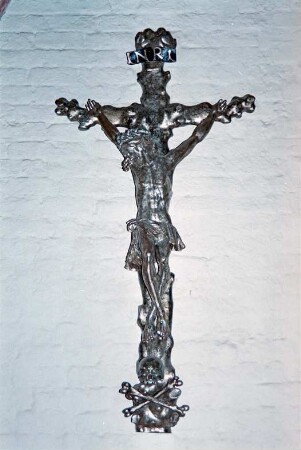 Hauptstraße 59: evangelische Kirche: Innenansicht: Detailaufnahme: ehemaliges Altarkreuz aus Silber: 28. April 1994
