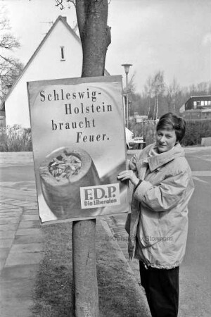 Landtagswahl: Imme Gollnest vom Ortsverband Ahrensburg der Freien Demokratischen Partei nimmt Plakate nach der Wahl wieder ab