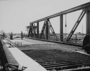Feldwegbrücke Ilvesheim, Aufbringen Fahrbahnbelag