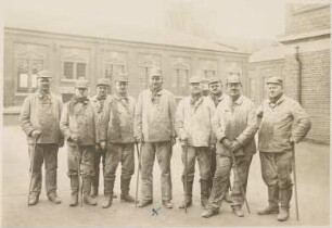 Gruppenaufnahme mit Adolf Hueck