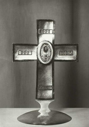 Kreuz : Kreuz. Metall, getrieben, graviert, geätzt (um 1930). Güstrow, Katholische Kirche Sankt Mariae Himmelfahrt