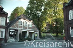 Hude 2: Fachwerkhaus mit Orgelstudio: Treppe zur Peter-Paul-Kirche: rechts davon Einmündung Kirchberg, vorne rechts Einmündung von Mühlenstraße
