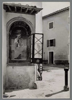 Straße mit Blick auf das Madonnentabernakel von Filippino Lippi, Prato, Toskana