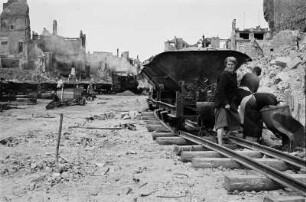 Enttrümmerung im Stadtkern : Dresden-Altstadt. Trümmerbahn