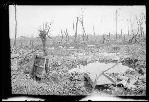 Nicht identifizierbare Gegend bei Warneton oder Comines (beide Dep. Nord (?), Frankreich): "Trichtergelände [mit Wasserlachen], im Hintergrund Comines")