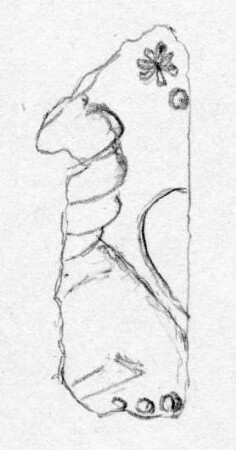 Fragment eines Blechs. Von der Darstellung ist das Hinterteil einer sitzenden Sphinx erhalten, dahinter ein Stern, unten Punktreihe.