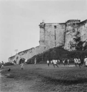 Fort Jesus : Kinder spielen auf einer Wiese vor Fort Jesus