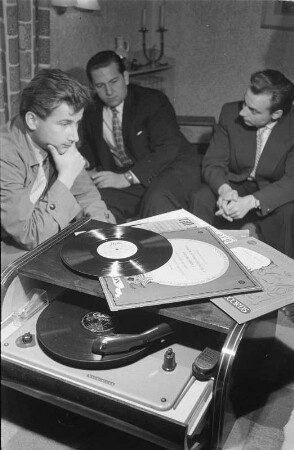 Dresdner Tanzsinfoniker unter Leitung von Günter Hörig beim Hören einer ihrer Schallplatten