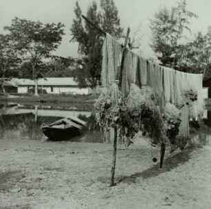 Zum Trocknen aufgehängte Netze : Nigeria. Lagune von Lagos, Fischerdorf mit zum Trocknen aufgehängten Netzen, um 1960