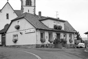 Gasthaus (ehem. Dorfschule) (Dorfschule); Burghaun, Kirchweg 2