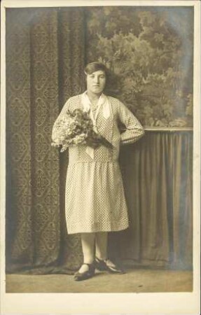 [Porträt einer Frau mit Blumenstrauß]
