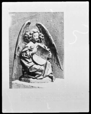 Grabmal des Erzbischofs Dietrich von Moers — Engel mit dem Wappen des Kölner Erzstifts